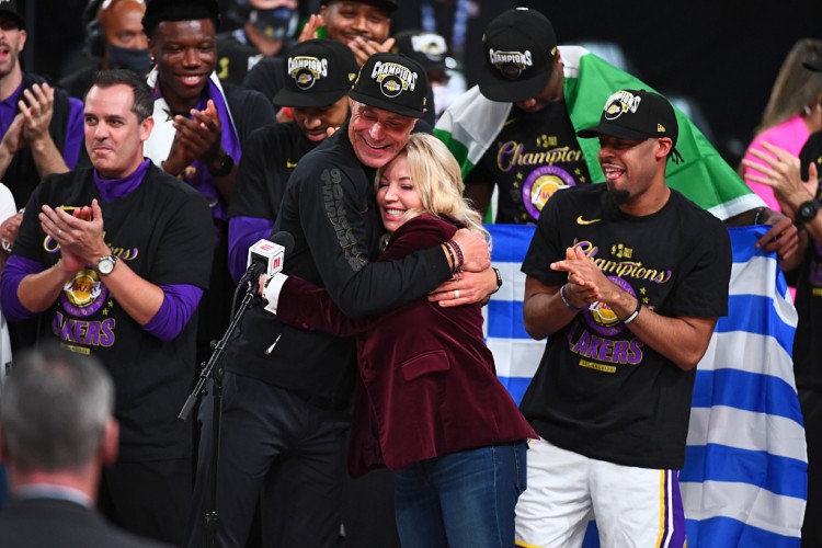 九游体育-ESPN：珍妮将佩林卡&amp;兰比斯等朋友视作家人 把亲生兄妹视作敌人