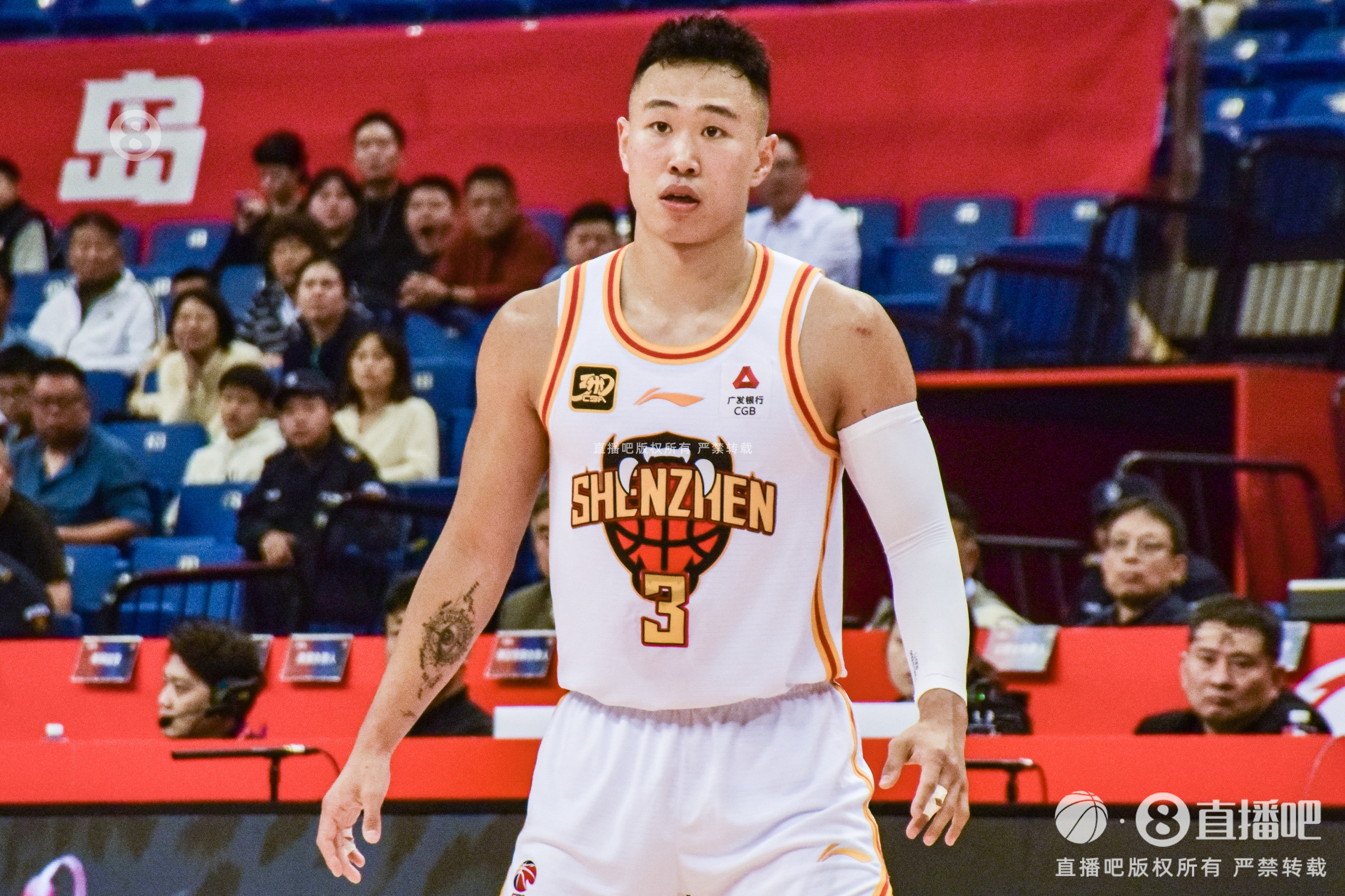 九游体育官网电脑版-双枪!贺希宁半场13中6砍14分 史密斯半场9中5砍18分&第二节15分